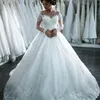 2020 elegante linha de mangas compridas vestidos de casamento Dubai Tripulação Sheer laço no pescoço apliques de contas Vestios de Novia vestidos de noiva com botões