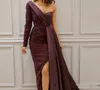 Robes de bal bordeaux pas cher une épaule manches longues appliques de dentelle perlée côté fendu froncé dos ouvert grande taille tenue de soirée robes de soirée