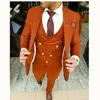 新しいデザインカスタムメイドオレンジ色の赤い花groomマンメン用の結婚式スーツ