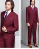 Burgundia Przystojny Groomsmen Notch Lapel Groom Tuxedos Mens Suknia Ślubna Mężczyzna Kurtka Blazer Prom Dinner 3 Piece Suit (Kurtka + Spodnie + Kamizelka + Krawat)