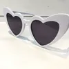 النظارات الشمسية الفاخرة أزياء المرأة مصمم القلب الإطار الكامل نموذج UV400 عدسة الصيف نمط فراشة adumbral أسود أبيض أحمر اللون مع القضية
