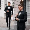 Przystojny Czarny ślub Tuxedos Peaked Lapel Slim Fit Dwa Główny Groom Nosić formalne Party Prom Men Suit Blazer (Kurtka + Spodnie)