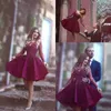 Stunning 2019 Girls Cocktail Party Dresses Bateau Neck Långärmad Puffy Skirt Glänsande Sequined Fabric Burgundy Short Prom Dresses