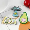 Kawaii kot szpilki emaliowane kot Pizza UFO awokado odznaka broszka torba ubrania przypinka kreskówka biżuteria dla zwierząt prezent dla fanów kotów dzieci