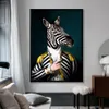 Svartvitt elegant Lion Tiger Elephant Giraffe Wolf Horse Wall Art Affischer and Prints Animal Wearking a Hat Canvas målning6350839