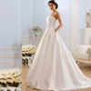 Vintage Strapless En Linje Bröllopsklänningar 2020 Med Fickor Bow Sweep Train Satin Lace Up Back Wedding Bridal Gowns