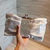 Chic Bow Shape Bridal Hand Påsar för bröllop i Stock 2019 Black White Women Designer Handväskor Purses Evening Clutches Chain Bag C3224416