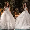 2020 hübsche weiße Spitze Blumenmädchenkleider mit Gürtel müde Tüll bodenlangen Mädchen Ballkleid Erstkommunion Kleid Custom318c