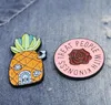 Ananas Ananas Broscher - BEHANDLA MÄNNISKOR MED VÄNLIGHET Blombrosch Tecknad Emalj Lapel Pin badge För Kvinnor Tjej Pojke Barn SHU42