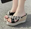 럭셔리 여성 디자이너 신발 구슬 라인 석 짚으로 짠 샌들 플랫폼 웨지 슬리퍼 신발 크기 34 ~ 40 tradingbear