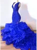 Schöne Layer-Rüschen-Tüll-Meerjungfrau-Abschlussballkleider Königsblau mit V-Ausschnitt schiere rückenfreie lange Abendkleider nach Maß von hoher Qualität BC1687