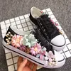 Rustik bröllopskor kvinnor handgjorda blommor pärlor sneakers country brud platt skor duk plimsoll brudtärna sneaker skor282k