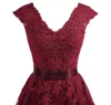 2019 Te Längd Burgundy Bridesmaid Klänning Kort V Neck Lace Cocktail Klänning med Cap Sleeves Applique Graduation Dresses Party Gowns