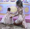 Moeder dochter prinses roze kant prom jurken bloem meisje jurken lange mouwen moeder van bruid jurken met grote boog