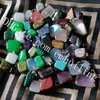 50pcs Rastgele Renk Düzensiz Şifa Reiki Inflused Kolye Takı Yapımında için Kristal Hazine Kaya Taşlar Kuvars Charms Kolye Tamburlanmış