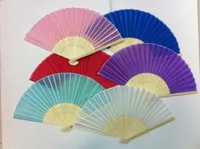 空白のプレーンカラーハンドファン100個/ロット中国の安い折りたたみファンの結婚式の好意の小さな竹の絹織物ファン