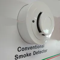 Gorąca Sprzedaż 2 Drut Dymny Detektor Optyczny Detektor DC9-28V Czujnik dymu Działa z dowolnym konwencjonalnym panelem sterowania alarmem przeciwpożarowym
