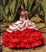 Kırmızı Charro Quinceanera Elbiseler Meksika 2020 Ruffled Çiçek Kapalı Omuz Kabarık Etek Dantel Nakış Tatlı 16 Kız Masquerade Balo Abiye