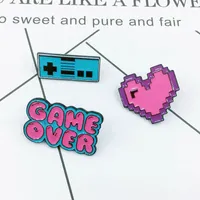 Amare Smalto Spilla Pink Heart Game Over Maniglia Pins Button per abbigliamento sacchetto di gioielli del fumetto regalo per gli amici amante del gioco