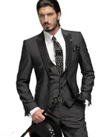 新しい高品質チャコールグレー新郎Tuxedosワンボタンのピークラペルの新郎男性の結婚式のスーツの花婿（ジャケット+パンツ+ネクタイ+ベスト）XF288