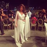 Nancy Ajram Robes de soirée Split 2019 Neuf inspirée de Zuhair Murad avec ceinture en métal et robe Cape Célébrités