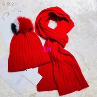 2018 lüks örgü şapka ile beyaz kırmızı siyah saç top moda ucuz Beanie kap erkek kadın kış sıcak şapka ve Atkılar Setleri