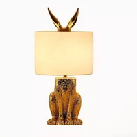 モダンなテーブルライトゴールドマスクウサギの布ランプシャイドテーブルランプリビングルームベッドサイドクリエイティブLEDデスクランプ