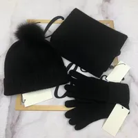 2020 Новое поступление хлопчатобумажные вязание черные штемпель волос шариковых волос высочайшее качество женщины зима комфортабельные теплые шляпы, шарфы перчатки наборы с коробкой