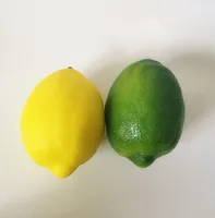 100ピースの人工果物シミュレーショングリーン/黄色のレモンモデルのおもちゃ普通のサイズの装飾の結婚式の結婚式の撮影の小道具