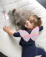 Netter Kinderleistungskostüm stützt bunten Schmetterlingsprinzessin-Fee und Engel flügel zweiteiligen Satz