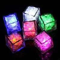 Gli ultimi cubetti di ghiaccio LED brillano quando entrano in acqua, colorate lampeggianti ghiaccio luci del cubo, necessaria per i partiti, il trasporto libero
