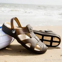 neue Designer Pantoffeln Marke crocss Männer Flache Sandalen Günstige Jelly Freizeitschuhe Männer mit zwei Schnallen-Sommer-Strand im Freien Pantoffeln Flip-fl