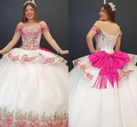 2022 Graziosa Bianco 3D Floral Floral Floral Ball Gown Quinceanera Prom Dresses Off the Shoulder Cap Manica Corta Masquerade Abito da sera