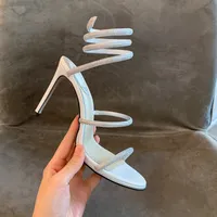 Kvinnor Luxury Designer Slides Flip Flops Sandaler 20SS Crystal Serpentine Klänning Skor Sexig Strass Cleo Sandals Party High Heel RC Sandal