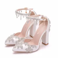 Chaussures de mariage de couleur blanc Chunky talon boucle Bougretelles Femmes Pumes Superbe Strass Strass Soirée Chaussures de mariée pointues Toe Chaussures de mariage