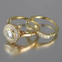 ゴールデンカラー2ピースブライダルリングセットロマンチックなプロポーザル結婚指輪女性トレンディなラウンドストーンセッティング卸売
