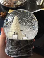 Globo de neve de design de moda com árvore de natal dentro do carro de decoração de carros Crystal Ball Presente de novidade especial