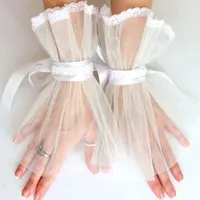 Romantisk Tulle Bridal Handskar Kort spets Edged Kvinnor Handskar Formal Occasion Bröllopshandskar Bröllop Tillbehör Fingerless Armband Längd Al6943