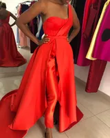 Red Overskirt Kombinezon Prom Dresses One Ramię Sexy Side Split Evening Suknie Satin Sweep Pociąg Tanie Formalna sukienka