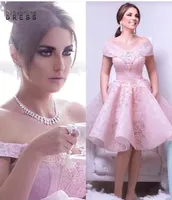 Mode Arabiska Kort Rosa Cocktail Klänningar Elegant Lace Appliqued Off Shoulders Ball Gown Ruffles Homecoming Prom Klänning Skräddarsy Ba9285