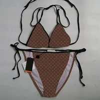 Verão Sexy Swimwear Womens Halter Fashional Biquini Carta Impressão Triângulo Beach Sutiã Briefs Black Bandage Design Split Swimsuit