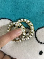 Hot Nuevo producto Lanzamiento de productos Pearl Designer letra Broche Charm Lady Jewelry Lady Pin Fiesta Regalo Cofre Envío rápido