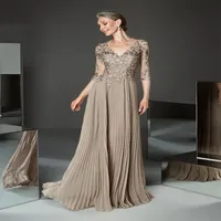 M￣e elegante da noiva combina com mangas meio compridas aplicadas em pesco￧o em um vestido de convidado de casamento de piso de piso