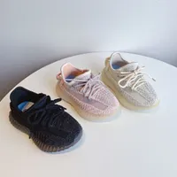 Designer Barnskor Sneakers Baby Boys Girls New Knaye West Trainers Infant Barn Chaussures Pour Enfants Sommar Spring Fall Presenter