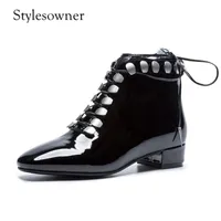 Stylesowner Venta caliente Diseño de lujo Lace-up hecha a mano Botas cortas de color negro Color sólido Bajo zapatos de patente de 3 cm1