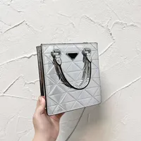 럭셔리 디자이너 가방 핸드백 어깨 가방 Womensbags 고품질 특허 가죽 클래식 다이아몬드 패턴 크기 18 * 16cm 간단하고 절묘한 매우 아름다운 아름다운