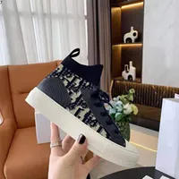 مصمم العلامة التجارية تمتد أحذية نسائية مسطحة أحذية رياضية الراقية أحذية تنس سميكة سوليد الأحذية الأسود والأزرق MKJ548
