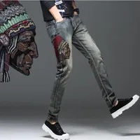 Gli uomini di inverno di autunno nuovi ragazzi di arrivo di Hip-hop dei giovani dei jeans sottile fresco ricami retrò foro Fiore business casual tribali pantaloni modello indiano