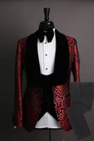 Trajes por encargo de los padrinos de boda del mantón de terciopelo solapa del novio esmoquin rojo y Negro hombres de la boda mejor hombre Blazer (chaqueta + pantalones + chaleco + pajarita) L608