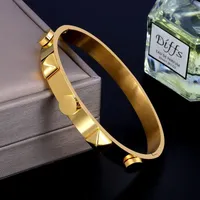Jinhui Prestige Acier inoxydable Big Rivet Gold Pyramid Bracelet Bracelet pour hommes Femmes Wedding Party Gift1